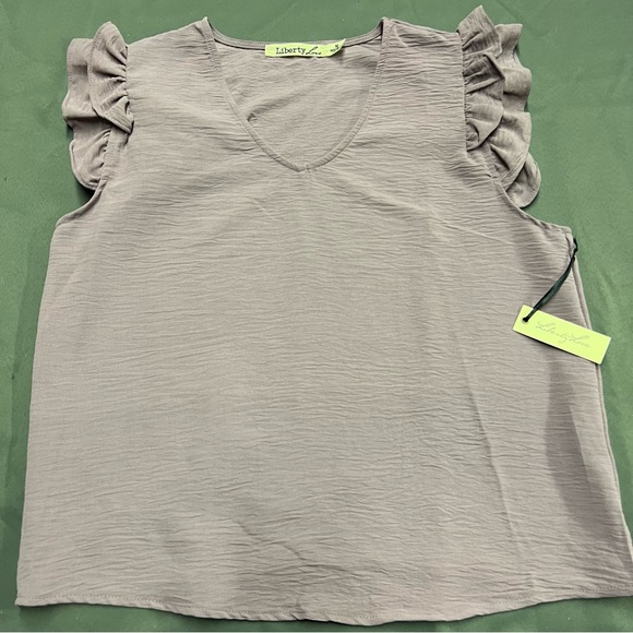 🌴Women’s Liberty Love V Neck Shirt - Picture 1 of 6